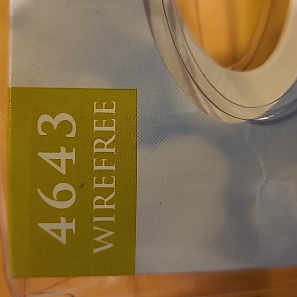 Playtex 18-hour posture and back support, wirefree size 46C white bra. - Picture 4 of 5